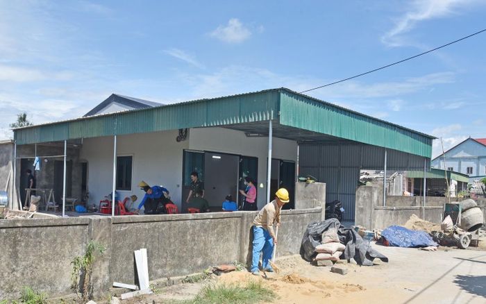 Lực lượng chức năng, bà con lối xóm đến hỗ trợ bà Hồng (thôn Hòa Bình, xã Lộc Hà) dọn dẹp để vào ở.
