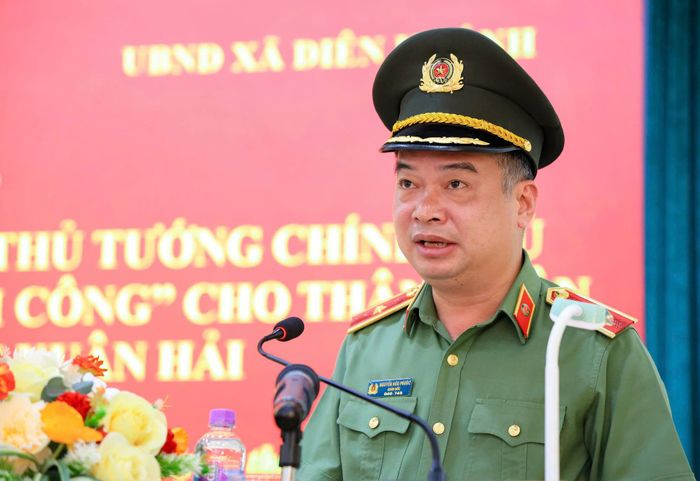 Thiếu tướng Nguyễn Hữu Phước bày tỏ sự tiếc thương sâu sắc trước sự hy sinh của thiếu tá Nguyễn Xuân Hải. (Ảnh: Công an Khánh Hòa).