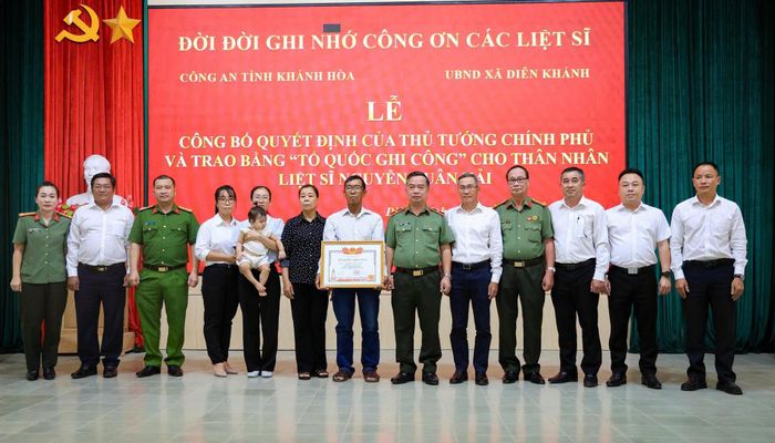 Thừa ủy quyền của Thủ tướng Chính phủ, Thiếu tướng Nguyễn Hữu Phước đã trao Bằng "Tổ quốc ghi công" cho thân nhân liệt sĩ Nguyễn Xuân Hải. (Ảnh: Công an Khánh Hòa).
