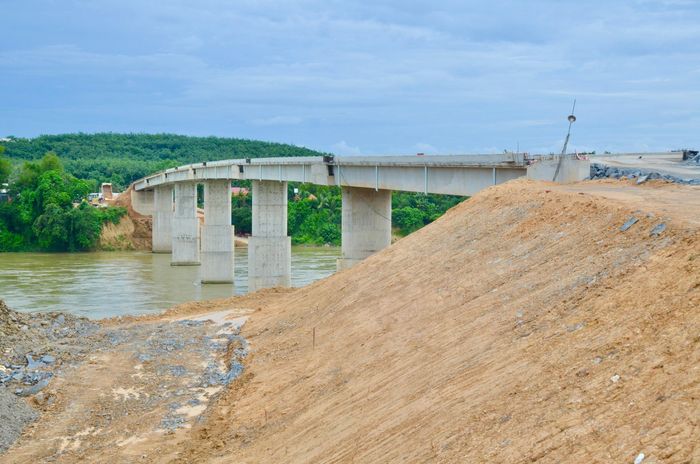 Theo Ban QLDA Điện 3, cầu Hiếu Liêm bắc qua sông Đồng Nai, thuộc địa phận phường Trị An, TP Đồng Nai, có chiều dài gần 250m, rộng 9m. Ngoài nhiệm vụ phục vụ Nhà máy Thủy điện Trị An, công trình còn đáp ứng nhu cầu đi lại của người dân hai bên bờ sông.