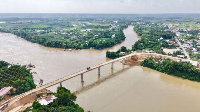 Đến nay, phần kết cấu chính của cầu đã cơ bản hoàn thành, nối liền một dải. Nhiều mũi thi công được duy trì đồng thời nhằm rút ngắn thời gian hoàn thành công trình. Đại diện đơn vị thi công cho biết, nếu điều kiện thời tiết thuận lợi và tiến độ được duy trì như hiện nay, khoảng một tháng nữa cầu Hiếu Liêm sẽ hoàn thành, đưa vào khai thác.