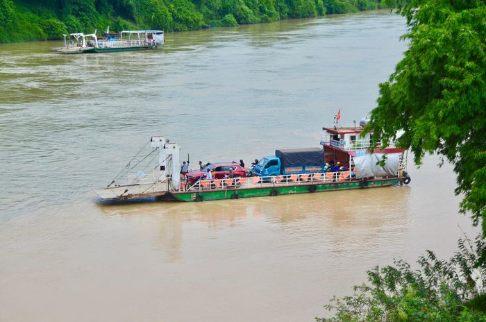 Người dân địa phương cho biết, nhiều năm qua việc qua lại giữa Đồng Nai và khu vực giáp ranh TP.HCM chủ yếu phụ thuộc vào phà Hiếu Liêm. Mỗi ngày, người dân phải căn giờ phà chạy, những thời điểm cao điểm thường phải chờ nhiều chuyến mới qua được sông. Vì vậy, việc cây cầu sắp hoàn thành là mong mỏi của người dân sau nhiều năm chờ đợi.