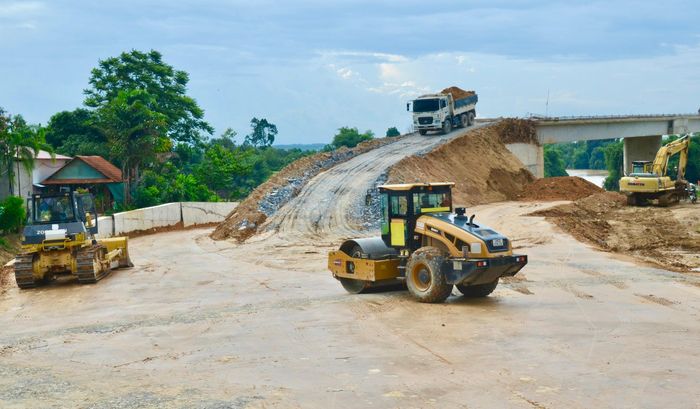 Trong khi đó, ở hai đầu cầu, máy xúc, xe ben, xe lu hoạt động liên tục để đắp nền đường dẫn, gia cố taluy… Các phương tiện nối đuôi nhau vận chuyển đất, vật liệu; tranh thủ từng ngày thời tiết thuận lợi để thi công nhằm sớm đưa công trình về đích như kế hoạch.