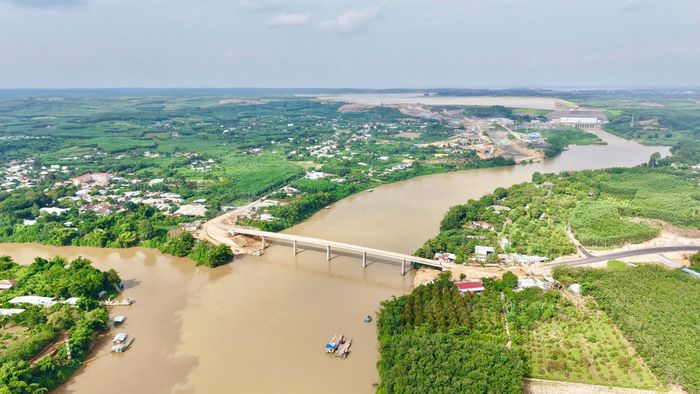Khởi công ngày 29/12/2024, cầu Hiếu Liêm là hạng mục quan trọng thuộc dự án mở rộng Nhà máy Thủy điện Trị An do Tập đoàn Điện lực Việt Nam (EVN) làm chủ đầu tư, giao Ban Quản lý dự án Điện 3 trực tiếp quản lý. Sau hơn một năm rưỡi thi công, công trình đang bước vào giai đoạn hoàn thiện với mục tiêu đưa vào khai thác trong giai đoạn cuối quý III.