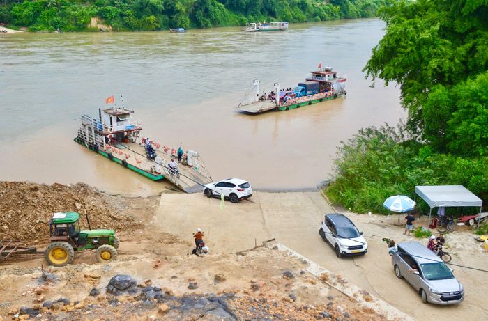Không lâu nữa, khi cây cầu chính thức thông xe, tuyến phà Hiếu Liêm - phương tiện gắn bó với người dân địa phương suốt nhiều năm sẽ hoàn thành sứ mệnh lịch sử. Việc đi lại giữa hai bờ sông Đồng Nai sẽ không còn phụ thuộc vào giờ phà, con nước hay điều kiện thời tiết mà đã có cầu giúp giao thông, giao thương thuận lợi.