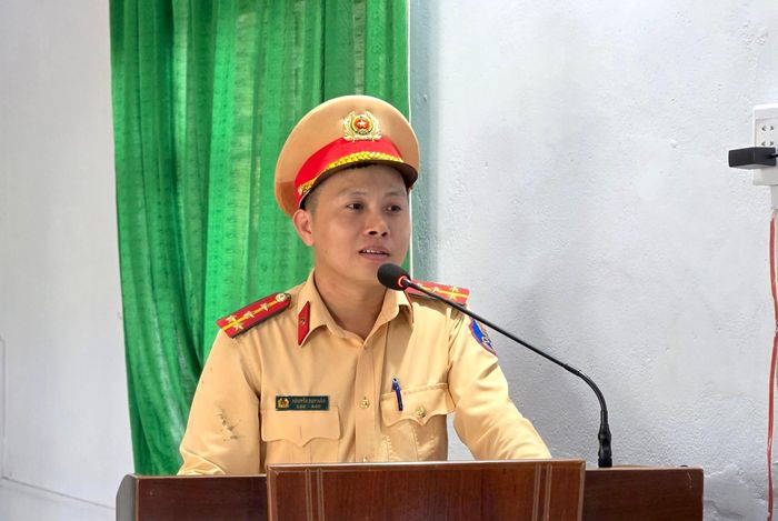 Đại úy Nguyễn Duy Hào tuyên truyền, phổ biến kiến thức pháp luật về an toàn giao thông cho đông đảo cán bộ, công nhân, người lao động của nông trường cao su Cư M'gar. Ảnh: Ngọc Hùng