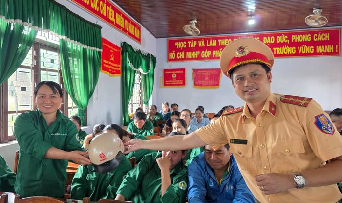 Phần hỏi đáp kiến thức pháp luật về trật tự, an toàn giao thông diễn ra sôi nổi với nhiều câu hỏi gắn với các tình huống thực tế. Ảnh: Ngọc Hùng