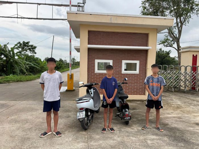Ba thanh thiếu niên điều khiển xe vi phạm khi tham giao thông tại cơ quan công an. (Ảnh: Công an tỉnh Quảng Ninh)