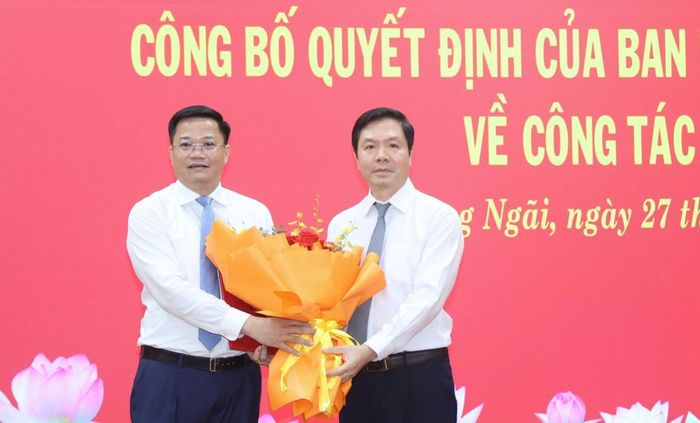 Ông Trịnh Mạnh Linh - Phó Trưởng ban Tổ chức Trung ương (bên phải) trao quyết định của Ban Bí thư cho ông Nguyễn Đức Tâm.