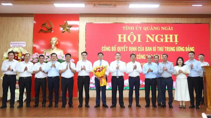 Thứ trưởng Bộ Tài chính Cao Anh Tuấn (thứ 8, từ trái sang) và lãnh đạo các đơn vị thuộc Bộ Tài chính tặng hoa chúc mừng Phó Bí thư Tỉnh ủy Quảng Ngãi Nguyễn Đức Tâm.