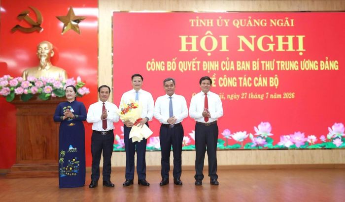 Thường trực Tỉnh ủy Quảng Ngãi tặng hoa chúc mừng Phó Bí thư Tỉnh ủy Quảng Ngãi Nguyễn Đức Tâm.