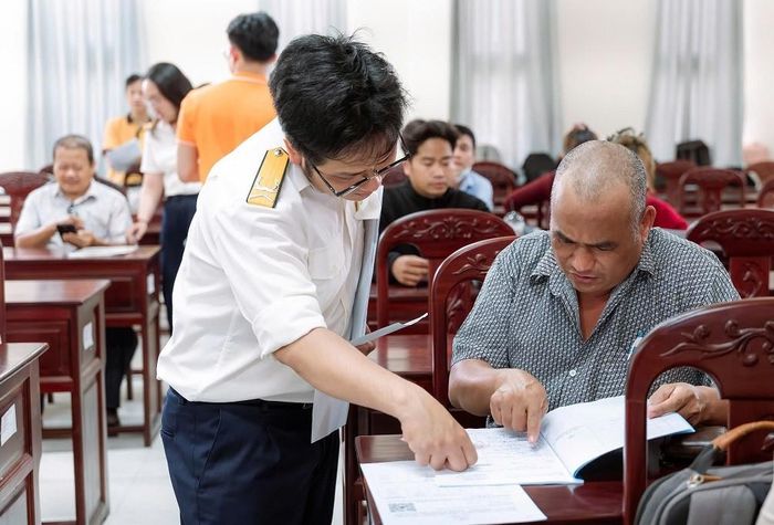 Cán bộ Thuế TP. Cần Thơ hướng dẫn người nộp thuế kê khai thông tin. Ảnh: Thuế TP. Cần Thơ.