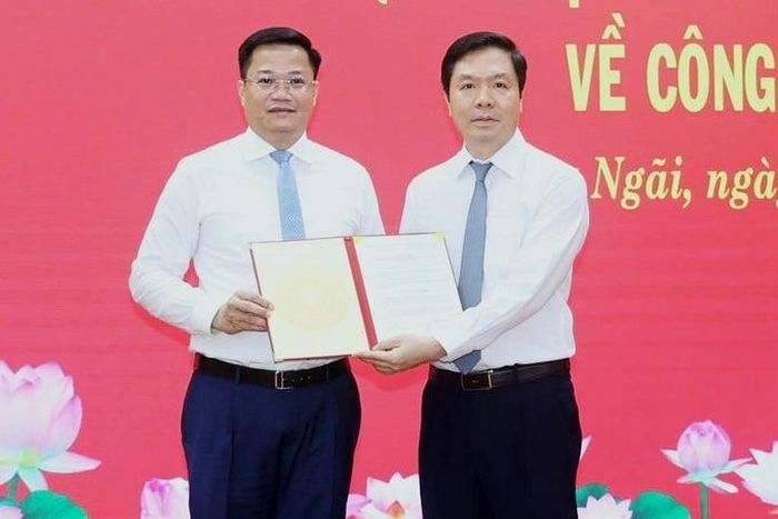 Ông Nguyễn Đức Tâm (bên trái) nhận quyết định từ ông Trịnh Mạnh Linh, Phó Trưởng ban Tổ chức Trung ương.