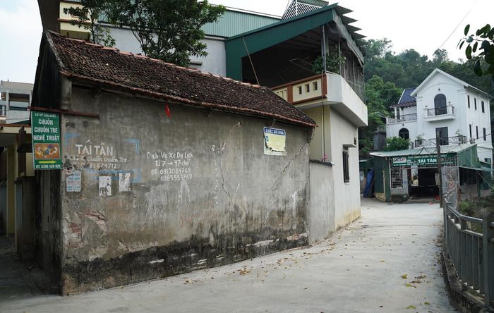 Làng nghề làm chuồn chuồn tre tại Thạch Xá (Tây Phương, Hà Nội) nằm ngay dưới chân chùa Tây Phương