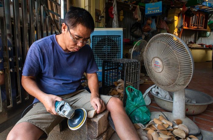 Ông Nguyễn Văn Tái (Tây Phương, Hà Nội) đã gắn bó, theo đuổi với nghề làm chuồn chuồn tre hơn 20 năm qua. Với tình yêu mãnh liệt với nghề truyền thống, ông là một trong những người đầu tiên làm thành công và mở rộng được hình ảnh chuồn chuồn tre Thạch Xá.