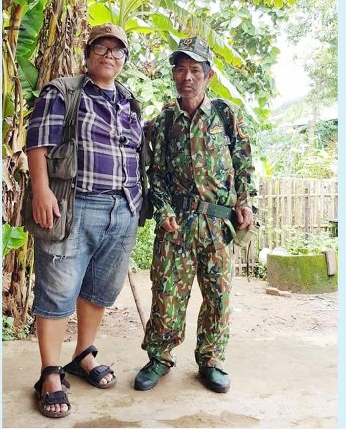 A Đôi ( bên trái) cùng con trai của một liệt sĩ đi tim hài cốt cha mình