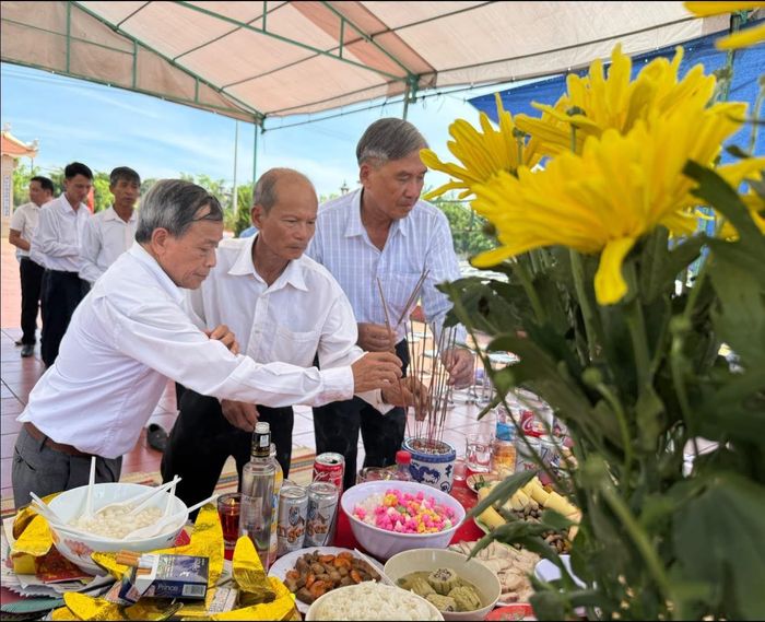 Các đại biểu thắp hương tưởng niệm các anh hùng liệt sĩ