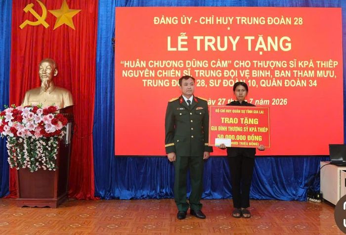 Đại diện chỉ huy các đơn vị trao tiền hỗ trợ cho gia đình Thượng sĩ Kpă Thiêp 