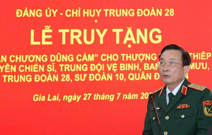 Trung tướng Lê Minh Quang, Bí thư Đảng ủy, Chính ủy Quân đoàn 34 phát biểu tại buổi lễ
