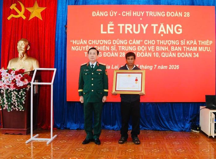 Thừa ủy quyền của Chủ tịch nước, Trung tướng Lê Minh Quang, Bí thư Đảng ủy, Chính ủy Quân đoàn 34 đã trao Huân chương Dũng cảm cho đại diện gia đình Thượng sĩ KpăThiêp 