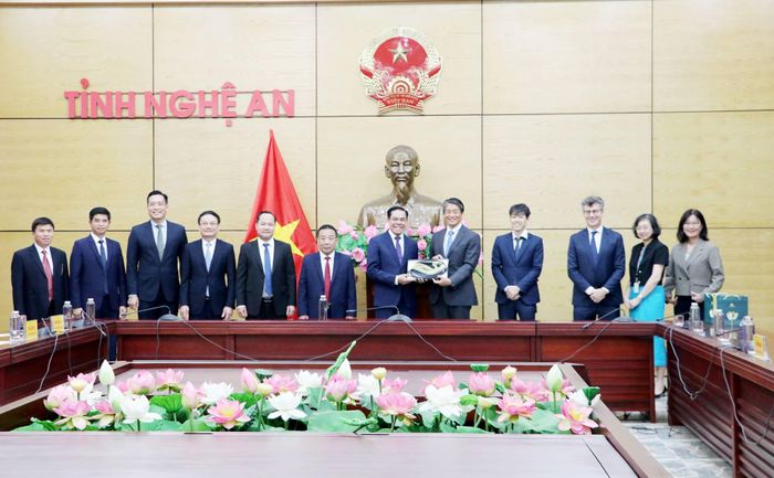 Chủ tịch UBND tỉnh Nghệ An tặng quà lưu niệmNgài Jonathan Wallace Baker - Trưởng Đại diện UNESCO tại Việt Nam vàNgài Ito Naoki - Đại sứ Đặc mệnh toàn quyền Nhật Bản tại Việt Nam.