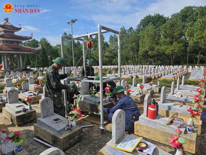 Chiến sĩ Đội quy tập hài cốt liệt sĩ 584 Bộ Chỉ huy quân sự tỉnh Quảng Trị thực hiện quy trình lấy sinh phẩm để giám định ADN liệt sĩ chưa rõ thông tin tại Nghĩa trang Liệt sĩ Quốc gia Đường 9