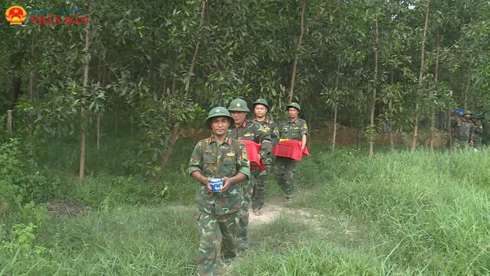 Cán bộ, chiến sĩ di chuyển 10 hài cốt các liệt sĩ vừa quy tập tại làng Câu Nhi, xã Nam Hải Lăng, Quảng Trị về nhà lưu giữ chờ ngày an táng