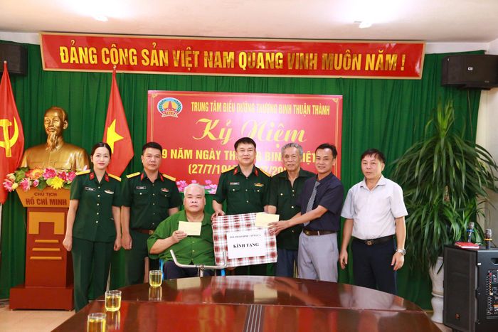 Phó Chính ủy Bộ Tư lệnh Pháo binh - Tên lửa, Đại tá Lê Đức Hòe tặng quà các thương binh, bệnh binh, người có công tại Trung tâm Điều dưỡng người có công Thuận Thành (Bắc Ninh). Ảnh: Thiện Nguyễn