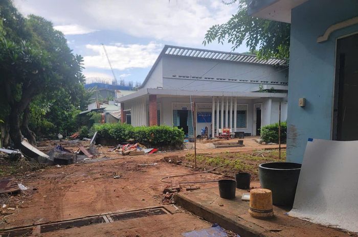 Một địa chỉ nhà, đất công trên đường Bác Ái, phường Thủ Đức bị bỏ trống nhiều tháng qua. Ảnh: Quang Phương