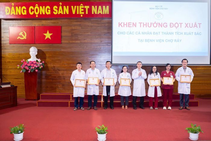 BS.CKII Phạm Thanh Việt - Giám đốc Bệnh viện Chợ Rẫy đã trao quyết định khen thưởng 8 bác sĩ, điều dưỡng thuộc các khoa Hồi sức Cấp cứu, Cấp cứu, Tim mạch can thiệp, Ngoại thần kinh và Nội thần kinh tham gia cứu chữa bệnh nhân. Ảnh: BVCC