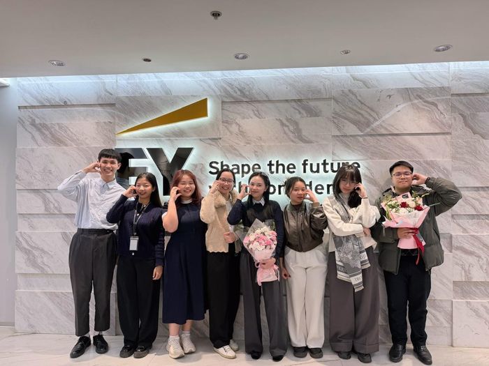 Thùy Dương (thứ 4 từ phải qua) cùng các anh chị đồng nghiệp tại EY. Ảnh: NVCC