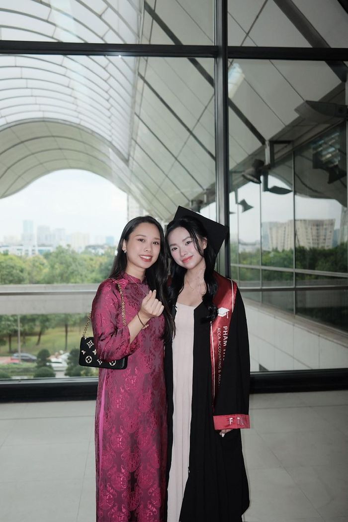 Cô Ngọc Thu (GVCN lớp K60 Anh 02 – ACCA) không chỉ là người đồng hành sát sao cùng tập thể lớp mà còn là người luôn lắng nghe, truyền năng lượng tích cực giúp Dương vượt qua những giai đoạn hoài nghi bản thân để vươn tới học bổng này. Ảnh: NVCC