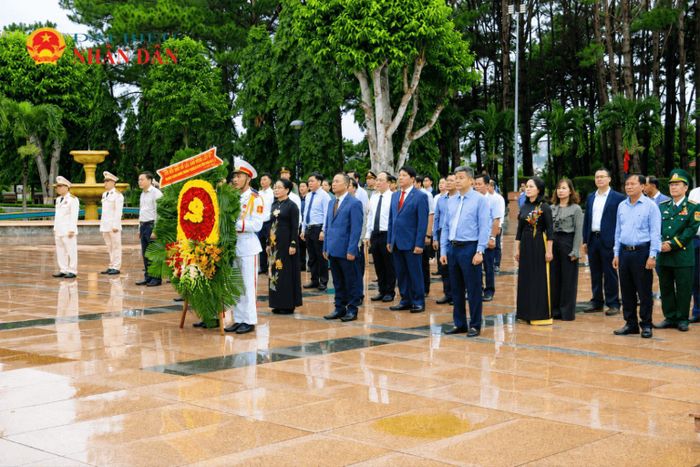 Các đại biểu tham dự buổi Lễ viếng Nghĩa trang liệt sĩ tỉnh