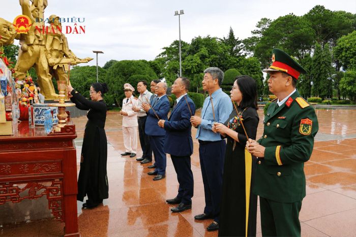 Lãnh đạo tỉnh dâng hương viếng các Anh hùng liệt sĩ