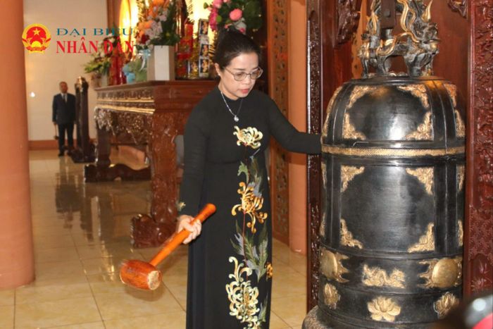 Phó Bí thư Tỉnh ủy Huỳnh Thị Chiến Hòa thỉnh chuông