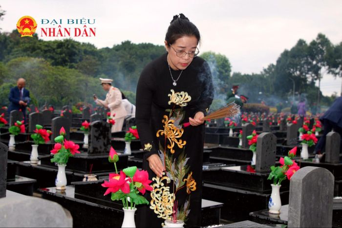 Phó Bí thư Tỉnh ủy Huỳnh Thị Chiến Hòa thắp hương tại phần mộ các Anh hùng liệt sĩ