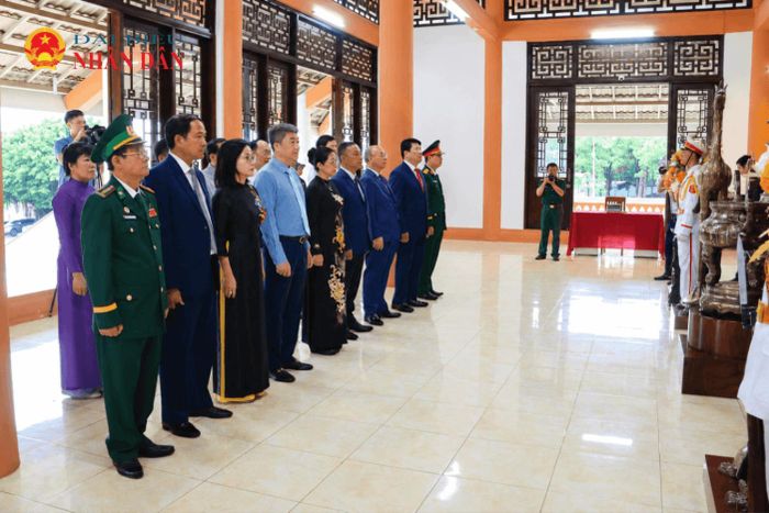 Đại biểu làm lễ dâng hương Chủ tịch Hồ Chí Minh và các Anh hùng liệt sĩ tại Đền thờ liệt sĩ tỉnh Đắk Lắk