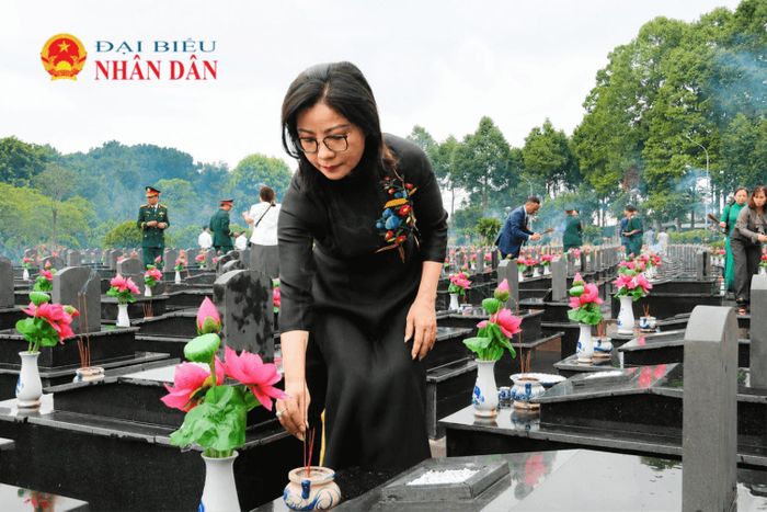 Phó Trưởng đoàn chuyên trách Đoàn ĐBQH tỉnh Nguyễn Thị Thu Nguyệt thắp hương tại phần mộ các Anh hùng liệt sĩ
