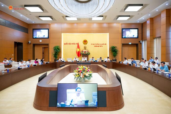Quang cảnh phiên họp