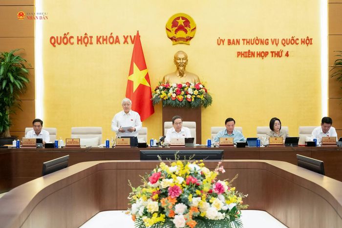Phó Chủ tịch Thường trực Quốc hội Đỗ Văn Chiến phát biểu tại phiên họp