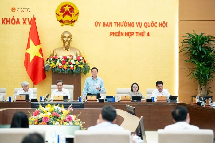 Phó Chủ tịch Quốc hội Nguyễn Khắc Định điều hành nội dung phiên họp