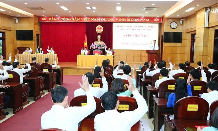 Các đại biểu biểu quyết tại kỳ họp. Ảnh: Quốc Hương
