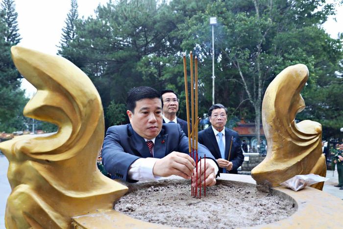 Bí thư Tỉnh ủy Lâm Đồng Y Thanh Hà Niê Kđăm dâng hương viếng các Anh hùng liệt sĩ tại Tượng đài Tổ quốc ghi công. Ảnh: Chính Thành