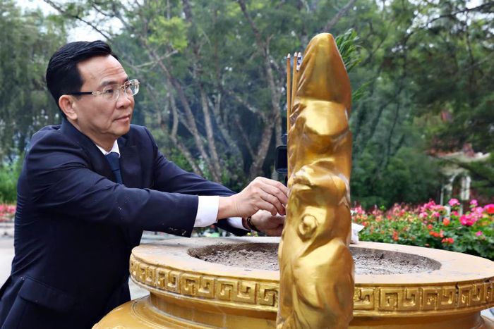 Chủ tịch UBND tỉnh Lâm Đồng Hồ Văn Mười dâng hương viếng các Anh hùng liệt sĩ tại Tượng đài Tổ quốc ghi công. Ảnh: Chính Thành