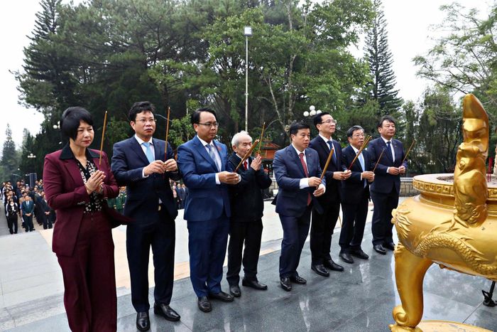 Các đại biểu dâng hoa, dâng hương tại Tượng đài Tổ quốc ghi công, bày tỏ lòng thành kính và tri ân các Anh hùng liệt sĩ. Ảnh: Chính Thành