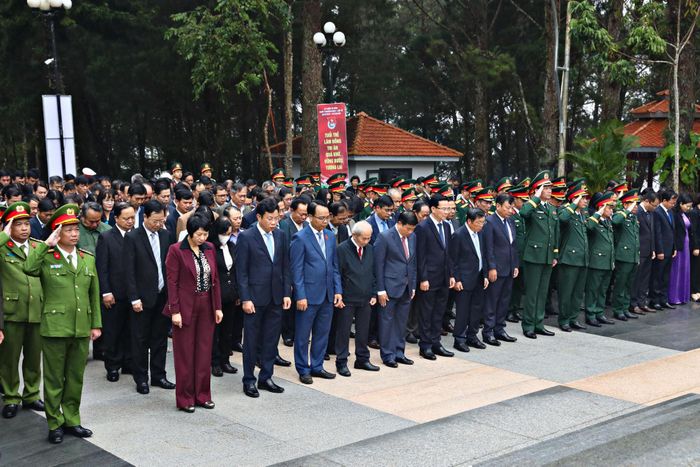 Các đại biểu dành một phút mặc niệm trước anh linh các Anh hùng liệt sĩ. Ảnh: Chính Thành