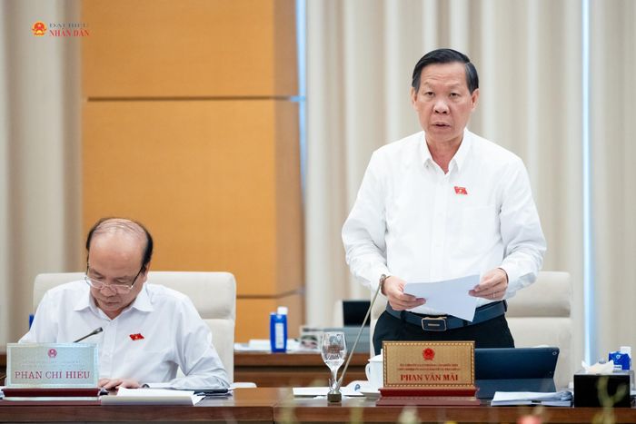 Chủ nhiệm Ủy ban Kinh tế và Tài chính Phan Văn Mãi trình bày tóm tắt Báo cáo thẩm tra