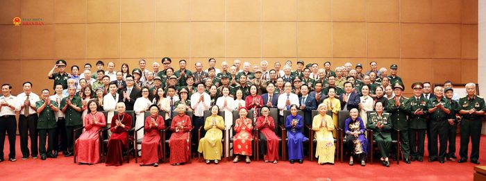 Phó Chủ tịch Quốc hội Nguyễn Thị Thanh chụp ảnh lưu niệm với các Mẹ Việt Nam Anh hùng, Anh hùng Lực lượng vũ trang, Người có công tiêu biểu