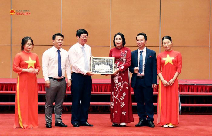 Phó Chủ tịch Quốc hội Nguyễn Thị Thanh trao quà lưu niệm tặng Viện nghiên cứu Văn hóa và Dân sinh