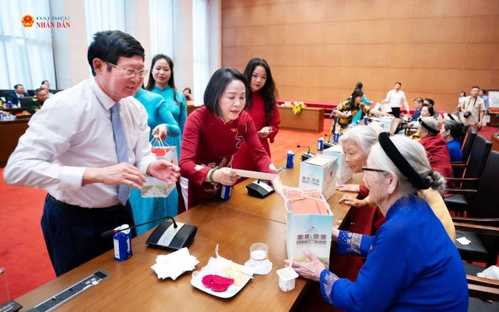 Phó Chủ tịch Quốc hội Nguyễn Thị Thanh tặng quà cho các Mẹ Việt Nam Anh hùng